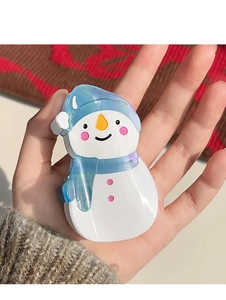 Detailansicht einer niedlichen Schneemann-Haarklammer aus glänzendem Acetat für den Winter