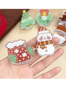 Nahaufnahme von Weihnachts-Haarklammern aus Acryl mit Glitzereffekt und Schneemann-Motiv