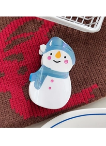 Detaillierte Ansicht einer süßen Schneemann Haarklammer auf winterlichem Strickgrund
