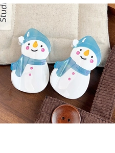 Nahaufnahme süßer Schneemann-Haarklammern aus glänzendem Acetat für das Weihnachts-Styling