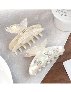 Détail de la pince à cheveux papillon nacrée ornée de strass brillants et cristaux