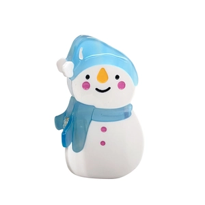 Niedliche Schneemann-Haarklammer aus Acetat mit blauem Hut und Schal vor weißem Hintergrund