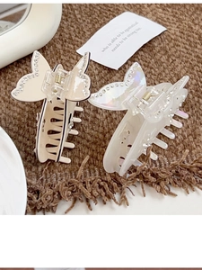 Détails des élégantes pinces à cheveux papillon avec strass et matériau en acétate