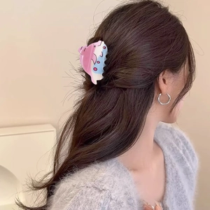 Pince à cheveux dauphin rose et bleu portée par une femme pour accessoire de coiffure