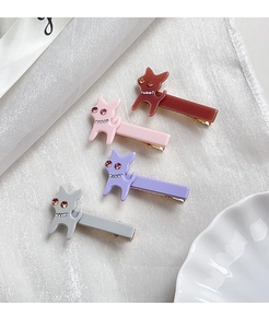 Dettaglio di quattro fermagli per capelli in acetato a forma di gatto con strass colorati