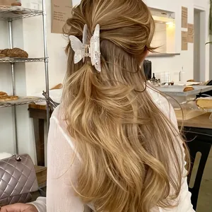 Pince à cheveux papillon élégante en acétate blanc avec strass sur cheveux longs