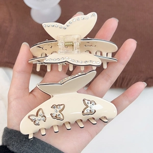 Pinces à cheveux papillon crème élégantes avec strass pour une coiffure sophistiquée