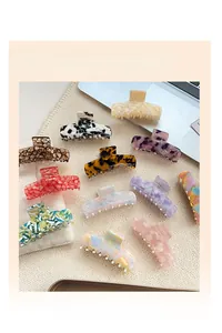 Variété de pinces à cheveux en acétate léopard et écaille de tortue sur un tapis tissé