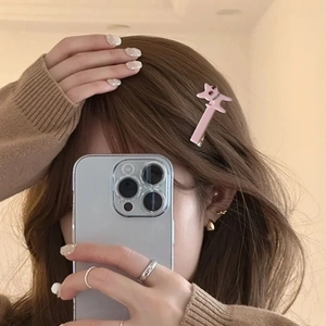 Fermaglio per capelli a forma di gatto rosa con strass rossi sui capelli laterali