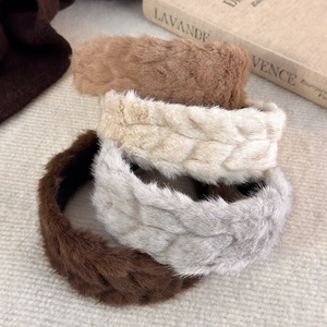 Serre-tête tressé en peluche d'hiver en quatre couleurs sur fond de livre rétro