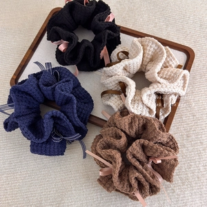 Lot de chouchous en tricot gaufré avec rubans et nœuds en noir, crème et bleu