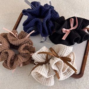 Lot de 4 chouchous en tricot gaufré avec rubans en bleu marine, noir, marron et beige
