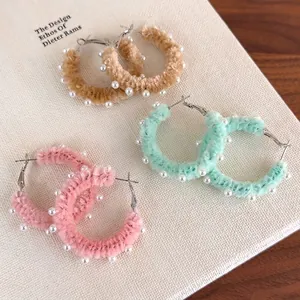 Boucles d'oreilles créoles chic en peluche avec perles, kaki, vert et rose