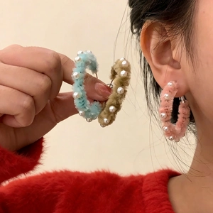Boucles d'oreilles créoles en peluche avec perles artificielles en rose et bleu doux