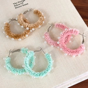 Boucles d'Oreilles Créoles Douces en Peluche avec Künstliche Perles Alliage Fausse Künstliche Perle Ronde pour Femmes Mode d'Automne Hiver