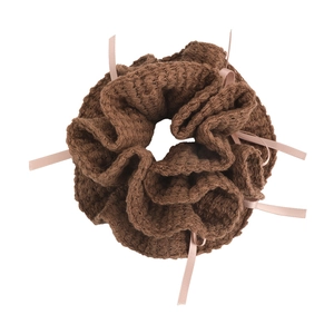 Chouchou en tricot marron avec texture nid d'abeille et rubans en soie rose