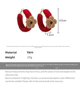 Vue détaillée de la taille des boucles d'oreilles en laine rouge avec hauteur de 4,5 cm