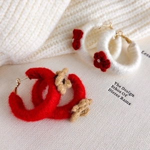 Boucles d'oreilles en tricot en forme de C avec fleurs en laine rouges et blanches