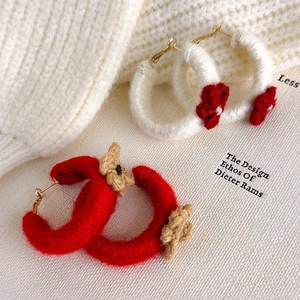 Boucles d'oreilles créoles C en maille avec fleurs crochetées en rouge et blanc