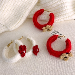 Boucles d'oreilles créoles fleurs en laine rouge et blanche tricotées pour l'automne