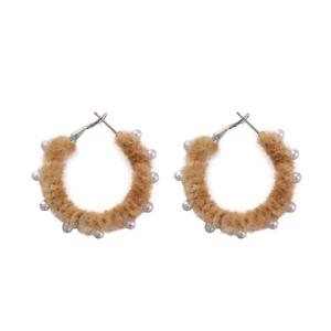 Élégantes créoles en peluche beige avec perles blanches pour la mode hivernale féminine