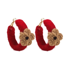 Boucles d'oreilles créoles C en crochet rouge avec fleurs artisanales et crochets dorés