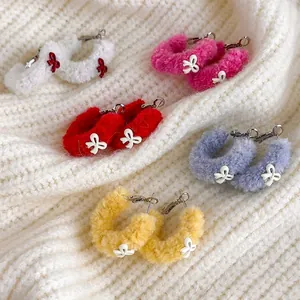 Boucles d'Oreilles Créoles Douces en Peluche avec Nœud Fausse Fourrure en Forme de C Bijoux Chauds d'Hiver pour Femmes