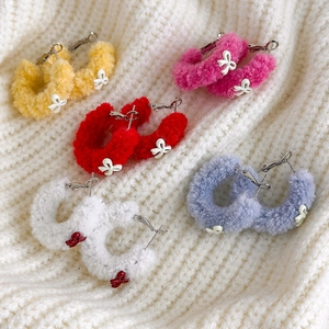 Boucles d'oreilles créoles en peluche colorée avec nœuds papillon pour l'hiver