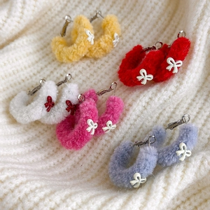 Boucles d'oreilles créoles douces d'automne et d'hiver en peluche aux couleurs acidulées