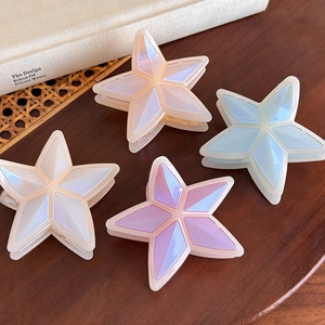 Pinzas para el cabello con forma de estrella perlada, cuatro colores en bandeja de madera