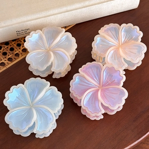 Eleganti mollette per capelli a fiore perlato nei colori bianco rosa blu e viola su legno