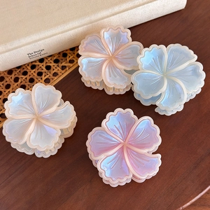 Set di quattro mollette per capelli a fiore iridescenti con finitura perlata chic