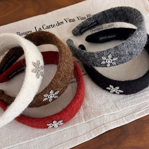 Serre-tête d'hiver en peluche avec flocon de strass disponible en cinq coloris de saison