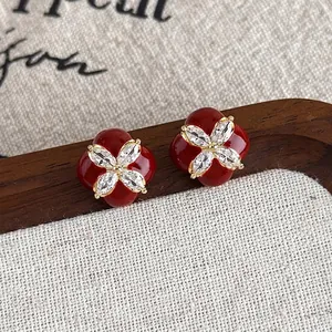 Boucles d'oreilles trèfle rétro émail bordeaux doré avec détails de zircon