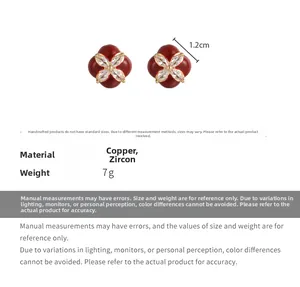 Détails des boucles d'oreilles trèfle rouge de 1,2 cm avec cuivre, zircon et bordure dorée