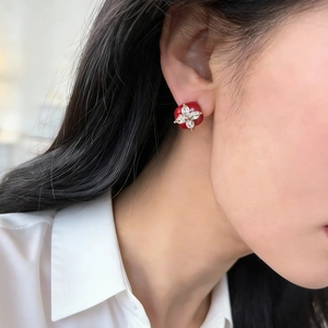 Boucles d'Oreilles Clous Fleur en Émail Rouge Bordeaux Avec Zircon Blanc Incrusté Cuivre Plaqué Or Bijoux d'Oreille Femme