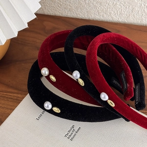 Retro velvet headband with pearls and metal plate decoration for a classic vintage look