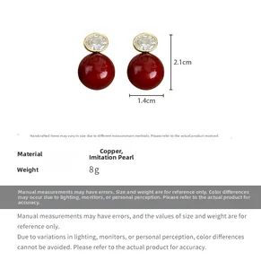 Détails et dimensions des boucles d'oreilles perles rouges et zircon, 2,1cm par 1,4cm, cuivre