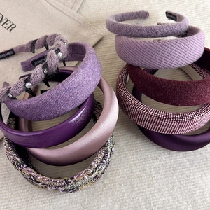 Elegante lila Stirnbänder Kollektion mit Strick, Satin, Tweed Texturen und Perlen