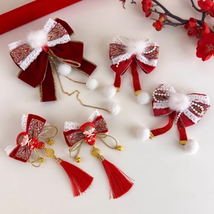 Barrettes du Nouvel An chinois avec nœuds en velours rouge et pompons en fourrure