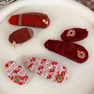 Βίντατζ Κόκκινο Κλιπ Μαλλιών από Τουίντ Με Τυχερά Μενταγιόν Κομψό Κλιπ BB Χειροποίητο Κλιπ Μαλλιών Εορταστικά Αξεσουάρ