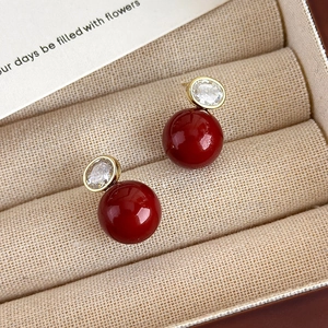 Boucles d'oreilles dorées avec perles rouges vintage et zircone cubique ovale