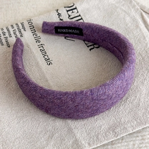 Detailansicht der handgefertigten fliederfarbenen Tweed-Haarreifen mit breitem Webmuster
