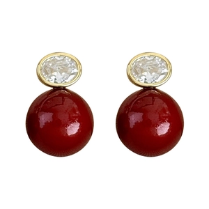 Boucles d'oreilles dorées avec perle ronde rouge et accents en zircone ovale