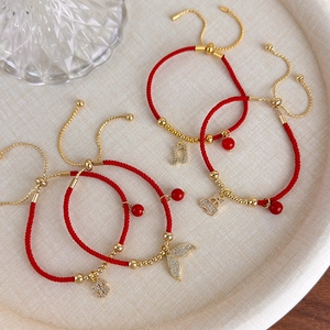 Braccialetti intrecciati rossi con ciondoli dorati e catena in metallo regolabile