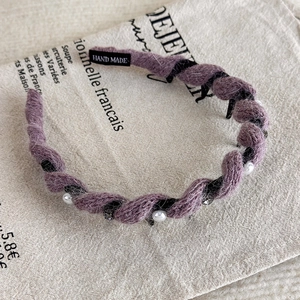 Detail von lavendelfarbenem Strickstirnband mit Perlen und glitzernden Strasssteinen