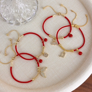 Braccialetti intrecciati rossi regolabili con ciondoli dorati e zirconi micro-set