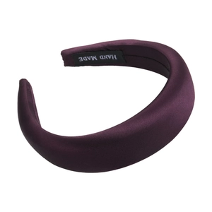 Eleganter lila gepolsterter Haarreif aus Satin mit handgefertigtem Etikett und Samttextur