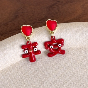 Vue détaillée de boucles d'oreilles cœur rouges asymétriques avec caractères Pingan