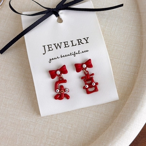Boucles d'oreilles rouges festives avec caractères chinois et détails d'yeux de dessin animé